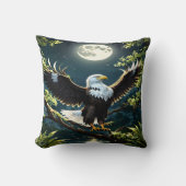 月明かりの下、枝に広がるワシ クッション (正面)