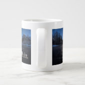 月明かりの中でアラスカのダンス ジャンボコーヒーマグカップ (裏面)