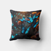 月明かりの中でオレンジ色の植物の上の青い蝶 クッション (裏面)