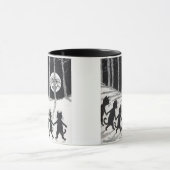 月明かりの中で手を握る黒猫・ Louis Wain マグカップ (中央)