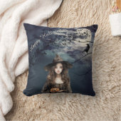 月明かりの中のハロウィーンの魔女 クッション (ブランケット)