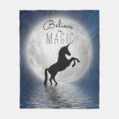 月明かりの中のユニコーン |信じ魔法 フリースブランケット (正面)