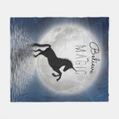 月明かりの中のユニコーン |信じ魔法 フリースブランケット (正面(横))