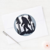 月明かりの中の伝説のビッグフット ラウンドシール (封筒)