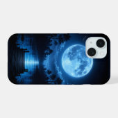 月明かりの森の映り込みの美学 iPhone 15ケース (裏面横)