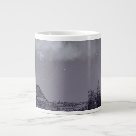 月明かりの茅葺き小屋 ファンタジー夜空マグ ジャンボコーヒーマグカップ (正面)