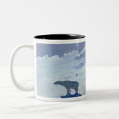 月明りの夜1899年の白くまの狩り ツートーンマグカップ (左)