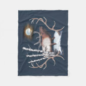 月明威厳のあるかりの中でブルエルクが騒いでいる フリースブランケット (正面)