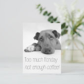 月曜日が多すぎる、コーヒーが足りない – Sleepy Dog ポストカード (スタンド正面)