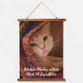 月曜日すぎるかわいい子猫毛布の下 吊り下げ型タペストリー (正面)