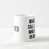 月曜日に幸せな人を何と呼ぶか コーヒーマグカップ (中央)