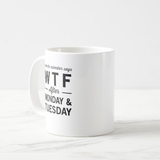 月曜日火曜日の後でさえもカレンダーはWTFを言います コーヒーマグカップ (正面左)