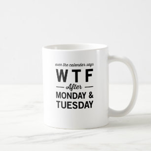 月曜日火曜日の後でさえもカレンダーはWTFを言います コーヒーマグカップ