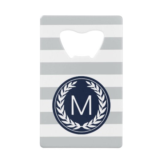 月桂樹のリースのモノグラムが付いている灰色及び白のストライプ クレジットカード栓抜き (正面)