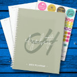 月次モノグラム プランナー手帳<br><div class="desc">スパイラルバウンドのプランナーは、緑色のモノグラムイニシャルとシルージンググリーンの背景に白で名を付けたファーストネームを備えている。ソフト(SOFT)または懸命(COVER)とスパイラルスパインのカラーを選択する。月次および週次の計画宇宙、60ページ、12か月を含む。おもしろいを自分のために、または贈り物として作成。</div>