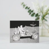 月着陸機を月に運転する宇宙飛行士 ポストカード (スタンド正面)