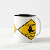 月経閉止期のマグのギフト ツートーンマグカップ (正面右)