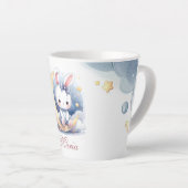 月面に座るかわいいウサギ カフェラテマグ (右アングル)