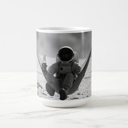 月面の宇宙飛行士とビール コーヒーマグカップ (中央)