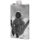 月面の宇宙飛行士とビール フラスク (左)