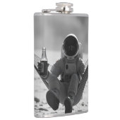 月面の宇宙飛行士とビール フラスク (右)