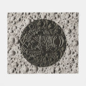 月面の宇宙飛行士 スペース ブラック＆グレー フリースブランケット (正面(横))