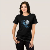 月面サイコロを持つ宇宙飛行士 トライブレンドTシャツ (正面全面)