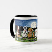 "月"は月のマグを見ている犬の友人の後をつけます マグカップ (正面左)