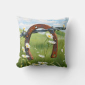 有刺鉄柵の錆びた馬蹄形 クッション (正面)