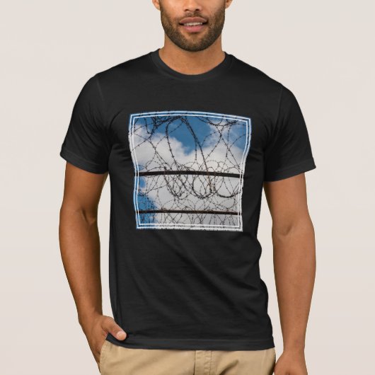 有刺鉄線フェンス Tシャツ (正面)