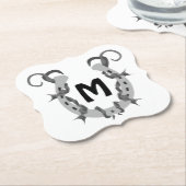 有刺鉄線包まれたモノグラムの馬蹄形 ペーパーコースター (アングル)