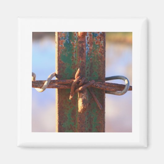 有刺鉄線・錆十字架 マグネット (正面)