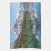 有名なエメラルド湖のカヌー – Yoho NP,カナダ キッチンタオル (縦)