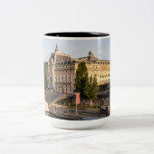 有名なオルセー美術館 – パリ、フランス、ヨーロッパ ツートーンマグカップ (中央)