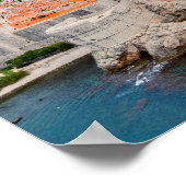 有名なドゥブロヴニク旧市街の屋根と壁 – クロアチア ポスター (角)