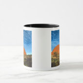 有名なレイヤーの赤い輝きが背景に揺れる マグカップ (中央)