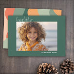 有機的なライン抽象アート - 1 枚の写真 翡翠コーラル シーズンカード<br><div class="desc">緑とコーラルカラーの有機的な抽象ラインアート。モダンなデザインが、クリスマスシーズンのお気に入りの写真を際立たせます。フロントには、グリーティング用のカリグラフィーフォントと、バックにはシンプルな抽象アートパターンが含まれています。何かを変更する必要がある場合は、カスタマイズボタンをクリックして変更してください。</div>