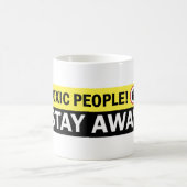 有毒な人々は遠くにな警告標識をとどまります コーヒーマグカップ (中央)