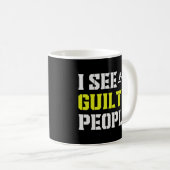 有罪の人刑務官を見る コーヒーマグカップ (正面右)