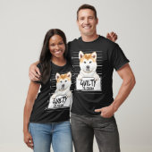 有罪の秋田犬のマグショット Tシャツ (ユニセックス)