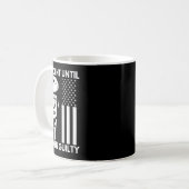 有罪の証明されたトランプMugshot 2024アメリカ国旗Teまで コーヒーマグカップ (正面左)