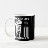 有罪の証明されたトランプMugshot 2024アメリカ国旗Teまで コーヒーマグカップ (左)