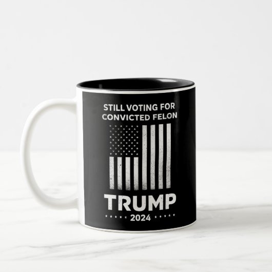有罪の重罪犯トランプを支持 2024  ツートーンマグカップ (左)