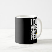 有罪判決を受けたフェロンアンチトランプに投票しない(Bac) コーヒーマグカップ (正面右)