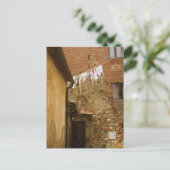 服ぶら下がったは物干し線で乾く ポストカード (スタンド正面)