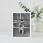 服を着たヒヒヴィンテージ ポストカード (スタンド正面)