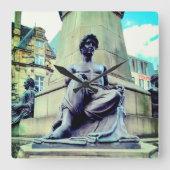 服装は半身 スクエア壁時計 (正面)