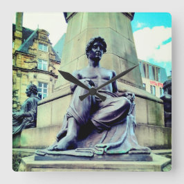 服装は半身 スクエア壁時計