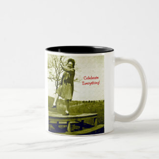 朝から蹴り出す ツートーンマグカップ