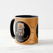 朝じゃないと怒るオレンジ色のギザギザ猫 マグカップ (正面左)